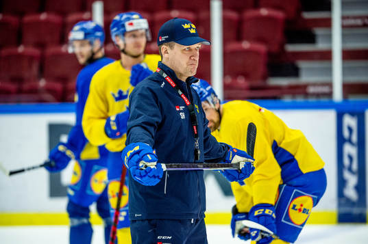 Head coach Sam Hallam of Sweden at a practice session
