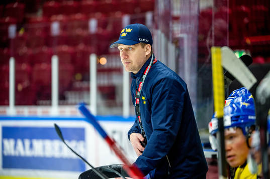 Head coach Sam Hallam of Sweden at a practice session
