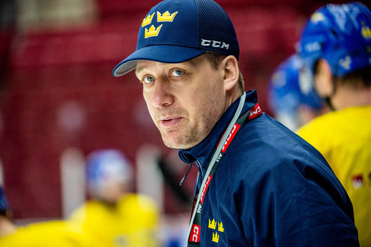Head coach Sam Hallam of Sweden at a practice session