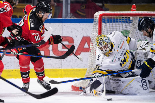 Luleås Einar Emanuelsson och HV71s målvakt Joni Ortio