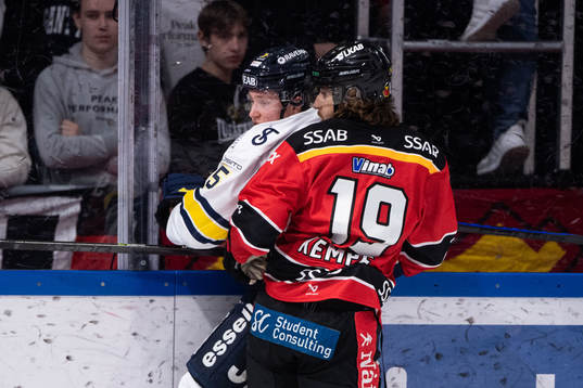 HV71s Victor Sjöholm och Luleås Mario Kempe