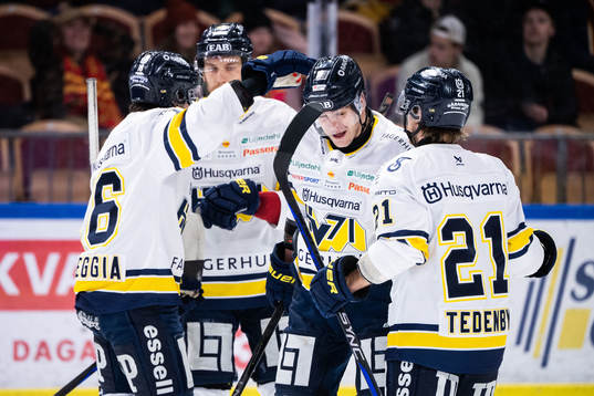 HV71s Radan Lenc jublar med lagkamrater