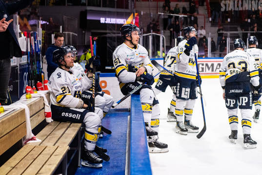 HV71s Mattias Tedenby och Andy Miele deppar