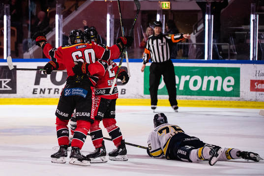 Luleås Julius Honka jublar med lagkamrater
