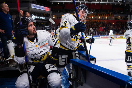 HV71s Oliwer Kaski och Emil Andrae deppar