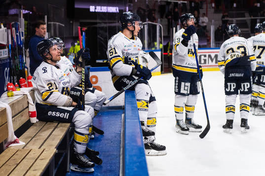 HV71s Mattias Tedenby, Andy Miele och Sam Vigneault deppar