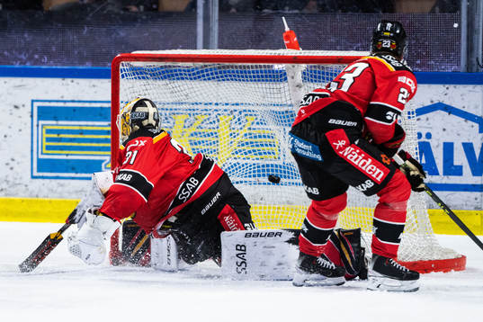 HV71s Radan Lenc (ej i bild) gör 2-2 bakom Luleås