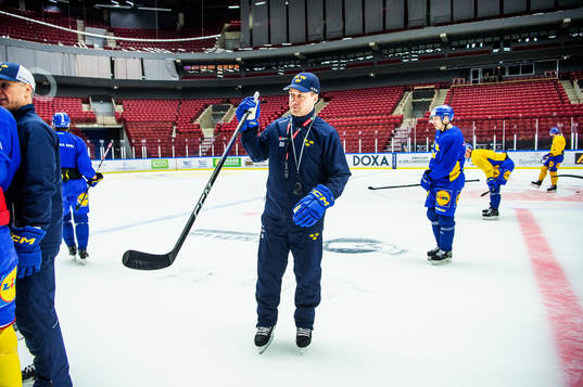 Head coach Sam Hallam of Sweden at a practice session