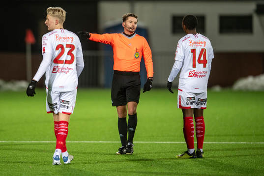 Domare Joakim Östling agerar, Degerfors De Pievre Ilunga