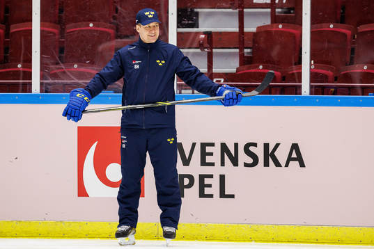 Head coach Sam Hallam of Sweden at a practice session ahed