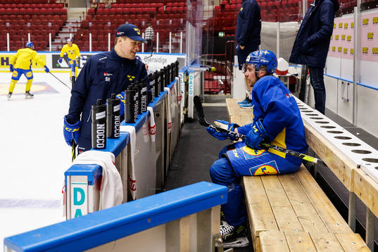 head coach Sam Hallam and Jonathan Pudas of Sweden at a