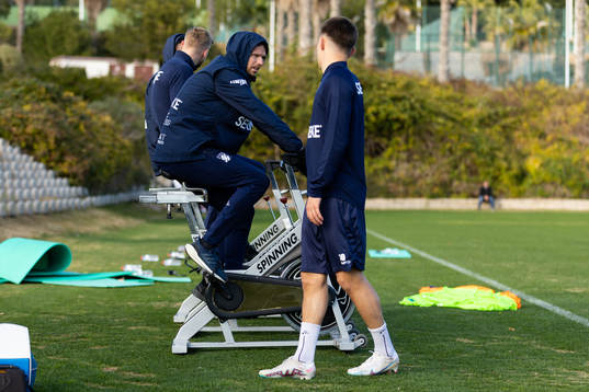 IFK Göteborgs Marcus Berg på en motionscykel