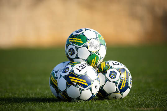 Fotbollar på gräset innan en träning med IFK Göteborg