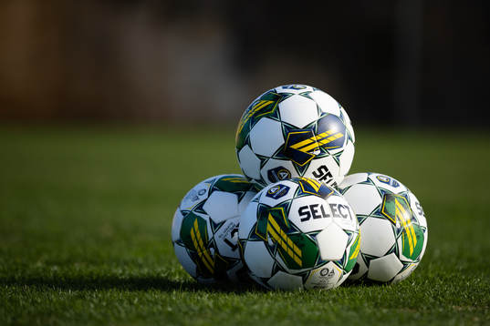 Fotbollar på gräset innan en träning med IFK Göteborg
