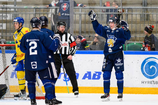 Aaron Hakala of Finland celebrate