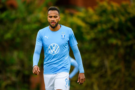Isaac Kiese Thelin of Malmö FF looks dejected