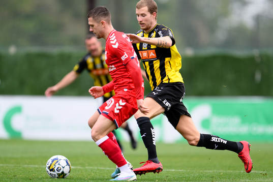 Mikkel Duelund of Aarhus and Simon Gustafson of Häcken
