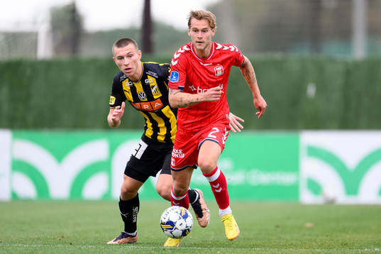 Kristoffer Lund Hansen of Häcken and Felix Beijmo of Aarhus