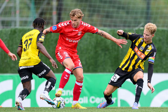 Felix Beijmo of Aarhus and Samuel Gustafson of Häcken