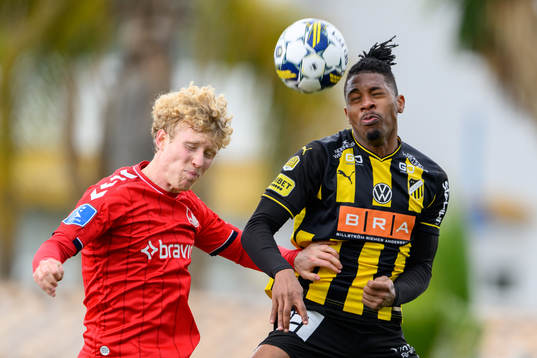 Tobias Mølgaard of Aarhus and Franklin Degaulle Tebo