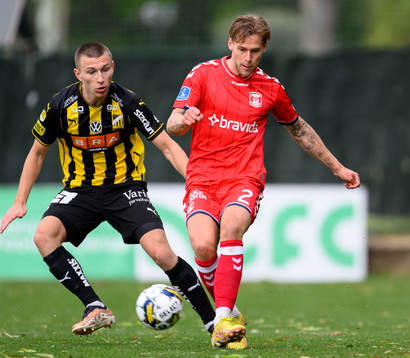 Kristoffer Lund Hansen of Häcken and Felix Beijmo of Aarhus