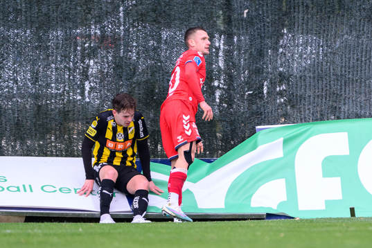 Lars Olden Larsen of Häcken and Mikkel Duelund of Aarhus
