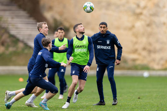 IFK Göteborgs Marcus Berg mot Adam Carlén och Lucas Kåhed
