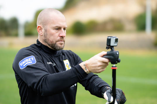IFK Göteborgs målvaktstränare Lee Baxter ställer in en