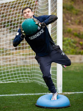 IFK Göteborgs målvakt Elis Bishesari stöter iväg en
