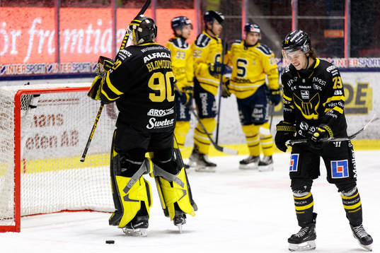 Västerås målvakt Ian Blomquist och Gabriel Kangas deppar