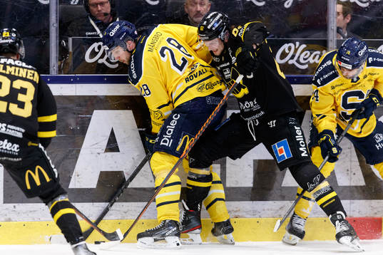Södertäljes Emil Alba and Västerås Daniel Gunnarsson