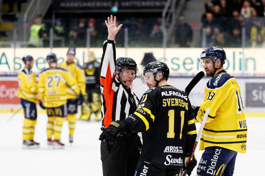 Västerås Anton Svensson i diskussion med domare Anders