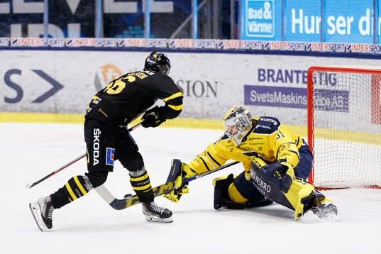 Västerås Liam Dower Nilsson mot Södertäljes målvakt