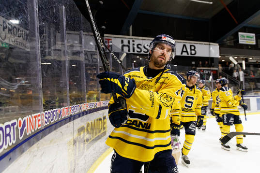Södertäljes Linus Videll jublar