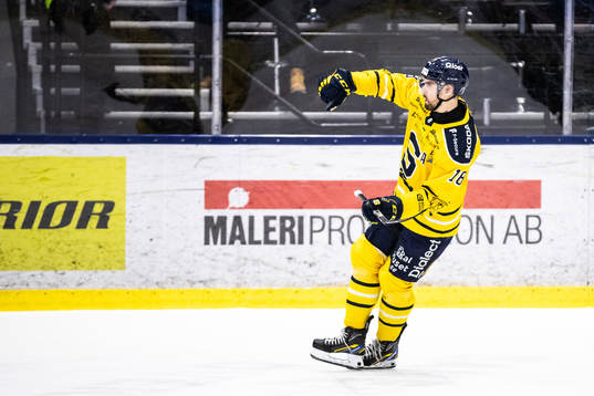 Södertäljes Linus Videll jublar