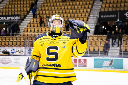 Södertäljes målvakt Nikita Tolopilo jublar