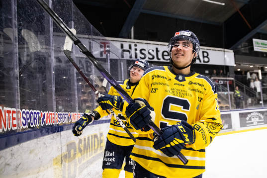 Södertäljes Lucas Carlsson jublar