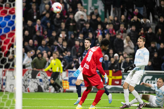 1 målet bakom Helsingörs målvakt Sayouba Mandé
