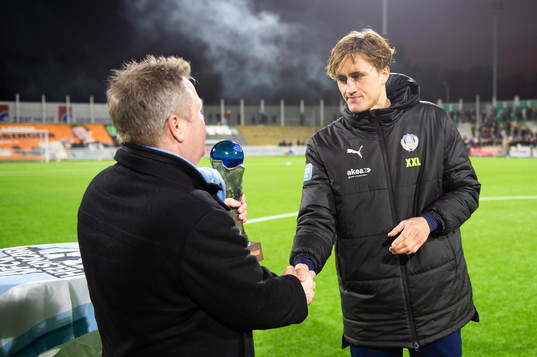 Helsingborgs Thomas Rogne tar emot Öresunds pokal