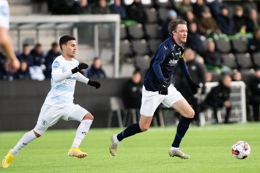 Helsingborgs Rasmus Jönsson jagas av Helsingörs Callum