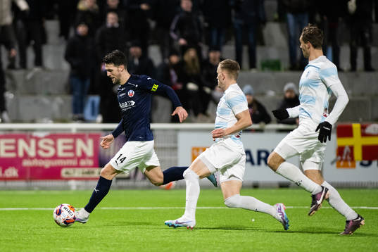 Helsingborgs Oliver Stojanović Fredin jagas av Helsingörs