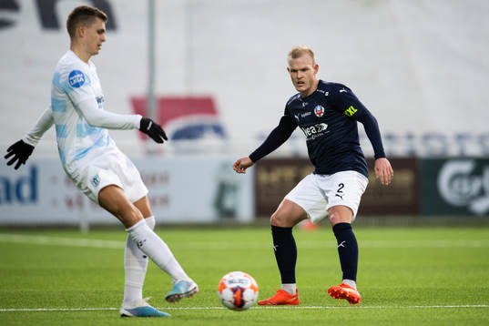 Helsingörs Oliver Drost bevakas av Helsingborgs Philip
