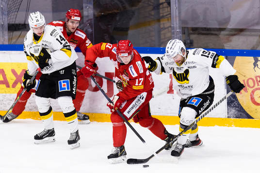 Almtunas Valdemar Johansson i kamp om pucken medVästerås
