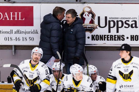 Västerås tränare Tero Lehterä (h)  samtalar med