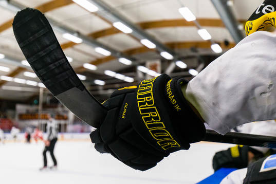 En ishockeyhanske med Västerås IK text