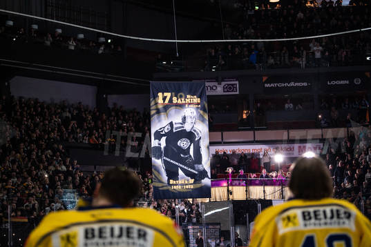 En vepa till minne av Börje Salming hissas
