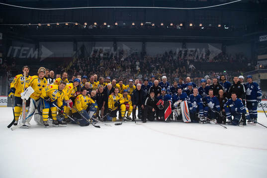 Spelarna i Tre kronor legends och Toronto Maple Leafs Alumni