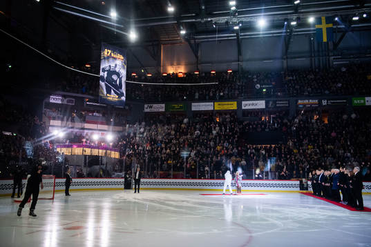 Vepa av Börje Salming hissas