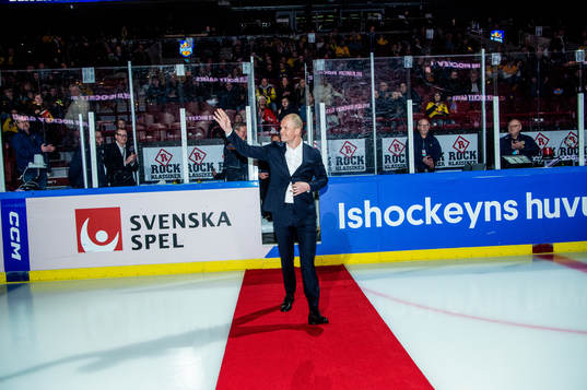 Referee Ludvig Lundgren is awarded ”Stora Grabbars