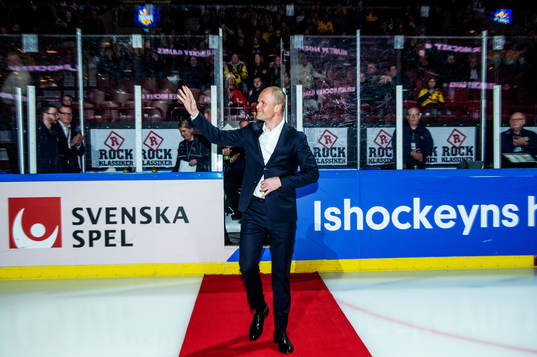 Referee Ludvig Lundgren is awarded ”Stora Grabbars